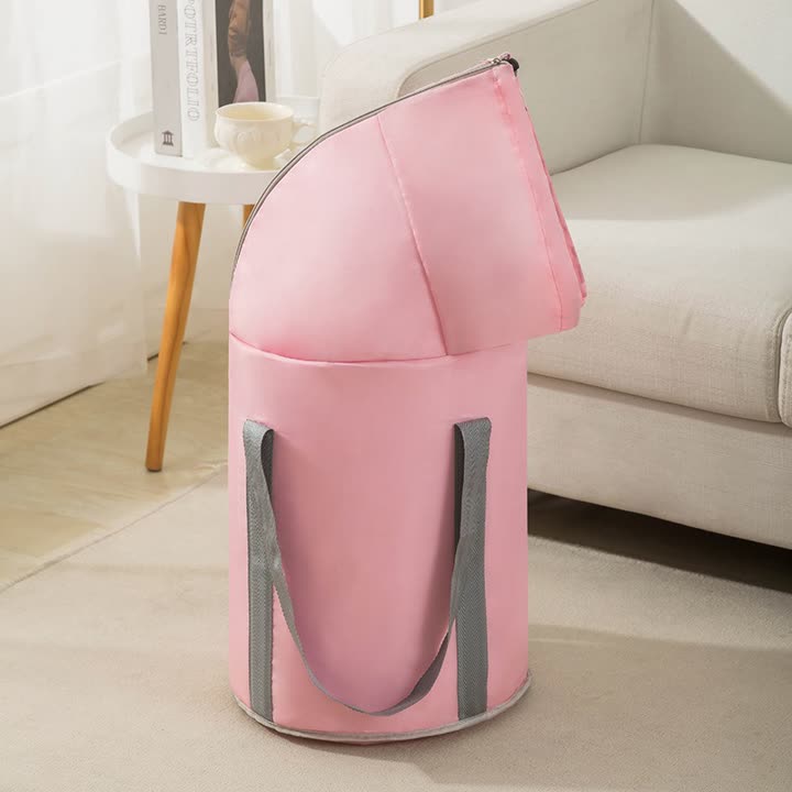 Túi ngâm chân màu hồng đặt cạnh sofa